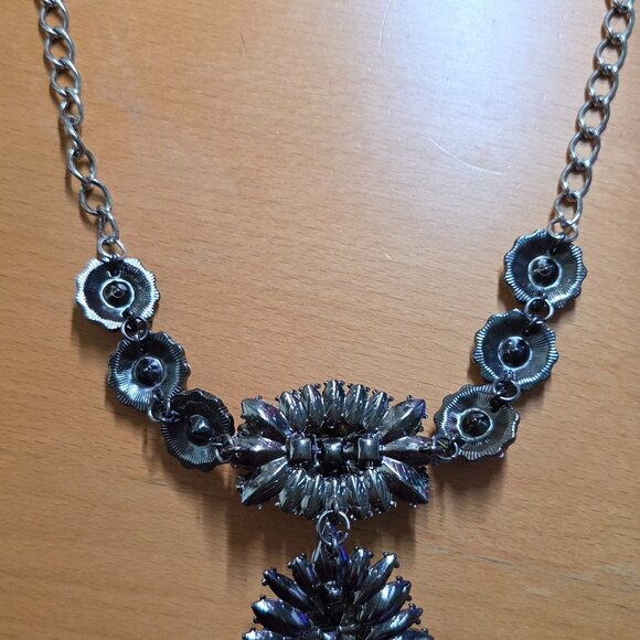 Multicolor Rhinestone Bib Statement Chain Link Necklace - Picture 4 of 7